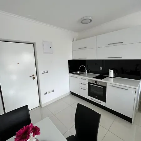 Sea Breeze Apartment *